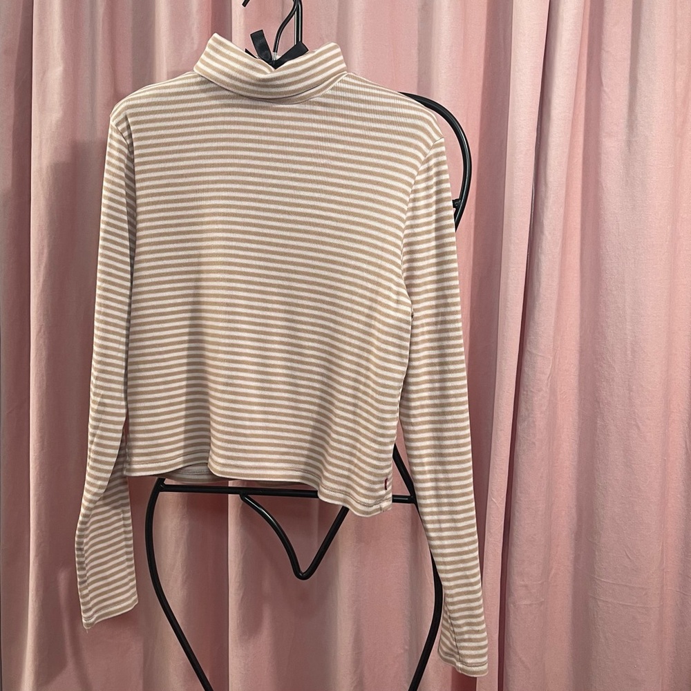 💚NWT Levi’s turtleneck tee